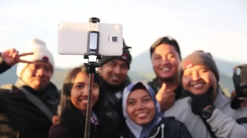 Group of Young Locals posing at Mount Bromo with Selfie Stick, Java, Indonesia Vídeos de archivo 131153017
