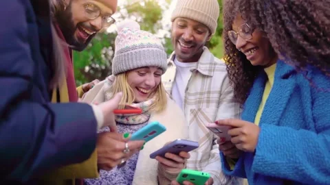 Group of young multi-ethnic friends using cell phones outdoors. People addicted Vídeos de archivo 231627192