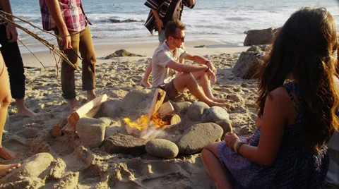 Group of young people at beach making camp fire Vidéo 32940306