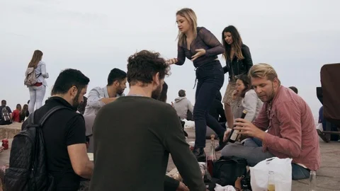 Group of young people having sunset picnic at Bunkers Del Carmel in Barcelona Video stock 100387347