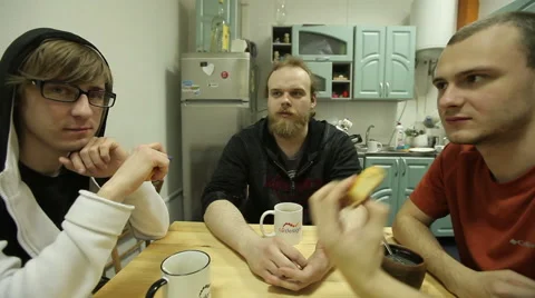 A Group Of Young People Sit At A Table, Eating And Talking Vídeo Stock 52717058