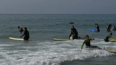 Group of young surfers learning surfing in the sea 库存影片 160005306