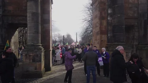 Groups of people waiting at the McLennan Arch in Glasgow Green. 库存影片 335323955