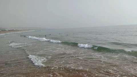 Groups of surfers taking some waves in Agadir Morocco 库存影片 219417171
