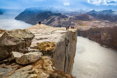 Groups of tourist standing on edge of Pulpit rock (Preikestolen) Foto stock