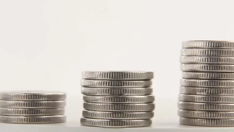 Growing stacks of silver coins showing financial growth concept Vídeo Stock 339619534