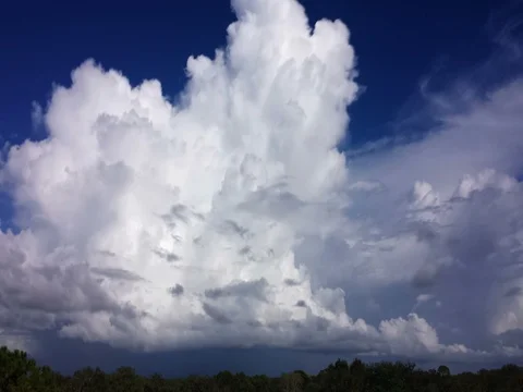Growing Storm Pillar Time Lapse (2160p 25fps) Video stock 81079580