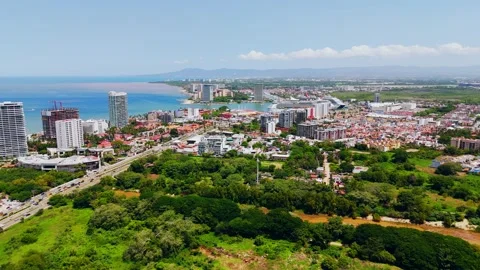 Growing urban development in puerto vallarta with two cruise ships docked 库存影片 338120342