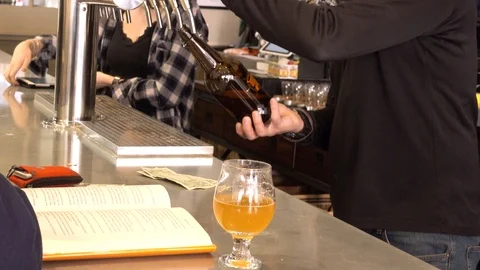 A Growler being filled with beer Vídeo Stock 87625355