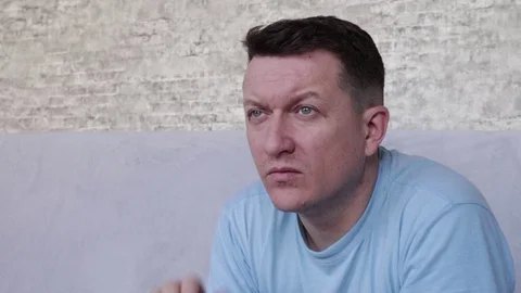 A grown man back with his palm on the cheek. The slow motion effect. Vídeo Stock 128486079