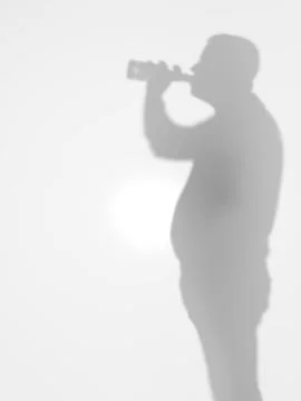 Grownup man drinking beer, side view, silhouette Stock-Illustration