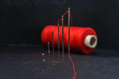 Growth graph in the form of a red thread passed through the needles falling to t Foto stock