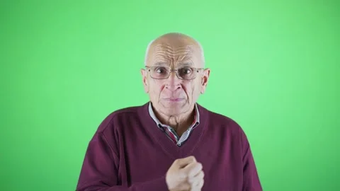 Grumpy old man with glasses bangs his chest with his fist Video stock 168195939