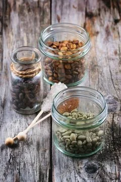 Grüner, brauner und schwarzer Kaffee Green, brown unroasted decaf and blac.. Stock-Fotos