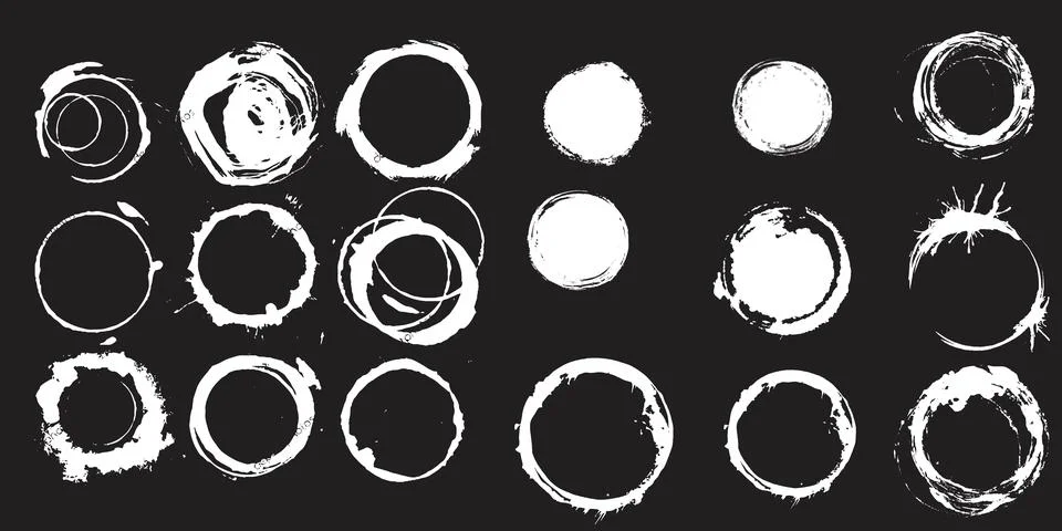 Grunge circle brush strokes set white ink rings on black background for design Stockillustratie