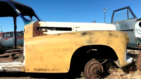 Grunge footage. Outdated car. Scrap cars background. 库存影片 257652292