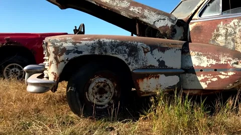 Grunge footage. Outdated car. Scrap cars background. 스톡 동영상 257652676