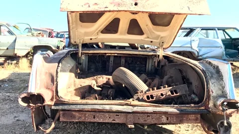 Grunge footage. Outdated car. Scrap cars background. 스톡 동영상 257652982