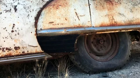 Grunge footage. Outdated car. Scrap cars background. 스톡 동영상 257653438