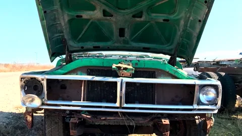 Grunge footage. Outdated car. Scrap cars background. 스톡 동영상 257653493
