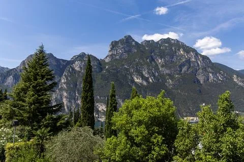 Gruppo della Rocchetta mountain range above Riva del Garda, Italy Foto stock