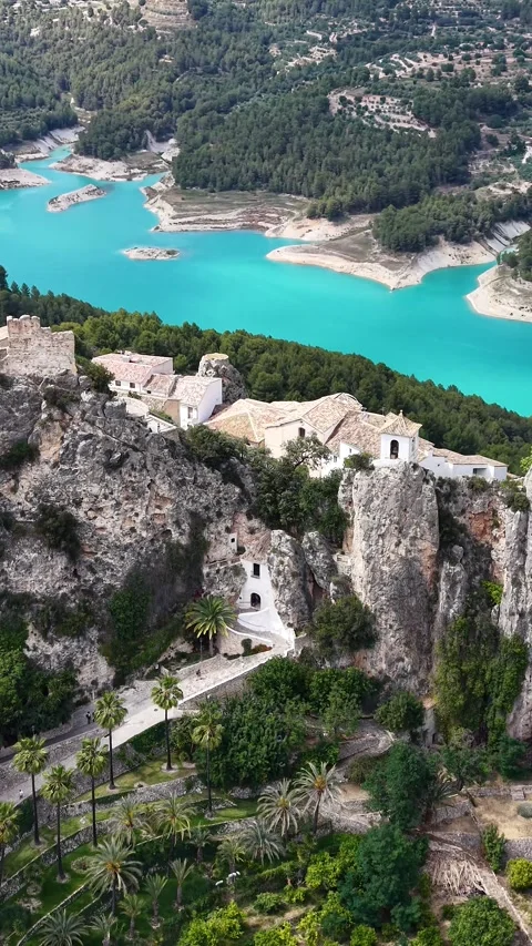 Guadalest Castle Cliffs and Turquoise Reservoir Vertical Aerial 库存影片 337022326