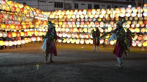 Guan Jiang Shou Generals Perform Beneath Lanterns Stockbeeldmateriaal 345929770