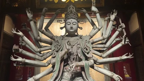 Guanyin statue with multiple arms in a temple Video stock 341575461
