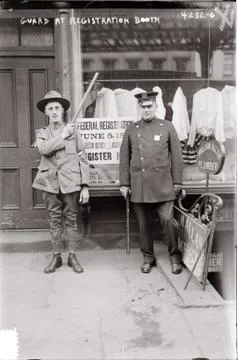 Guard at draft registration booth, World War I. Foto stock