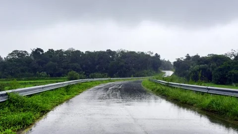The guard rail, barrier on wayside with cloudy 库存影片 314628898