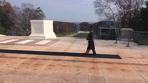 Guard Walking Past Tomb of The Unknown Soldier Wide Vidéo 42522770