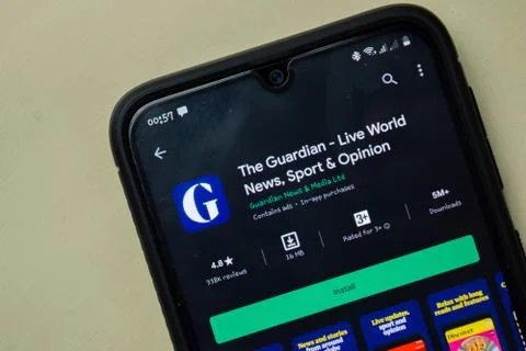 The Guardian dev app with magnifying on Smartphone screen. Foto stock
