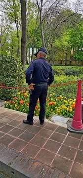Guardian of the Garden: Security Guard in Navy Blue Uniform Foto stock