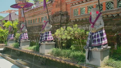 Guardian Statues Along Temple Wall, Ubud, Bali 스톡 동영상 336636833