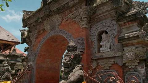 Guardian statues at palace gate, Ubud, Bali Stockbeeldmateriaal 336514672
