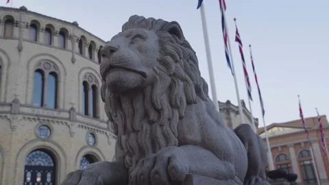 Guarding lion statue in front of the Norwegian parlament building 库存影片 180124658