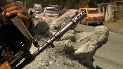 Guard's automatic rifle at Indian border Stock-Footage 107619322
