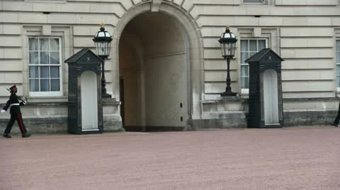Guards at Buckingham Palace 1 Video stock 11128349