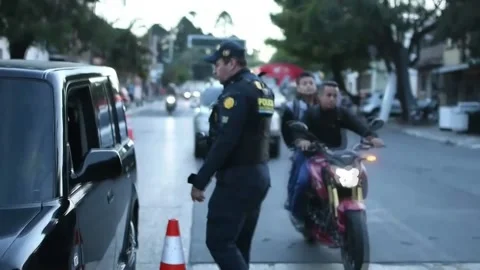 Guatemala steps up operations in El Gallito neighborhood after wave of attacks o Video stock 327476079
