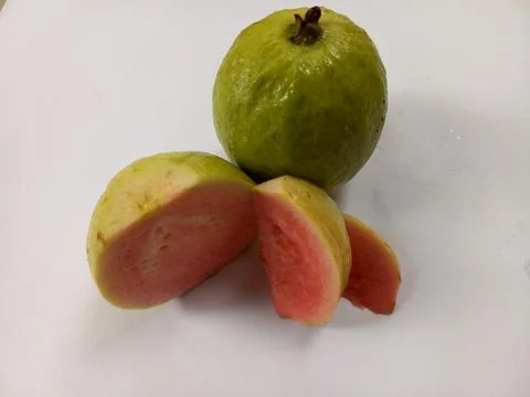 Guava fruit, a half and a slice with pink Fotos Stock