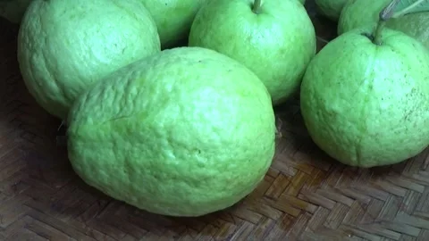 Guavas in the basket 库存影片 328500348