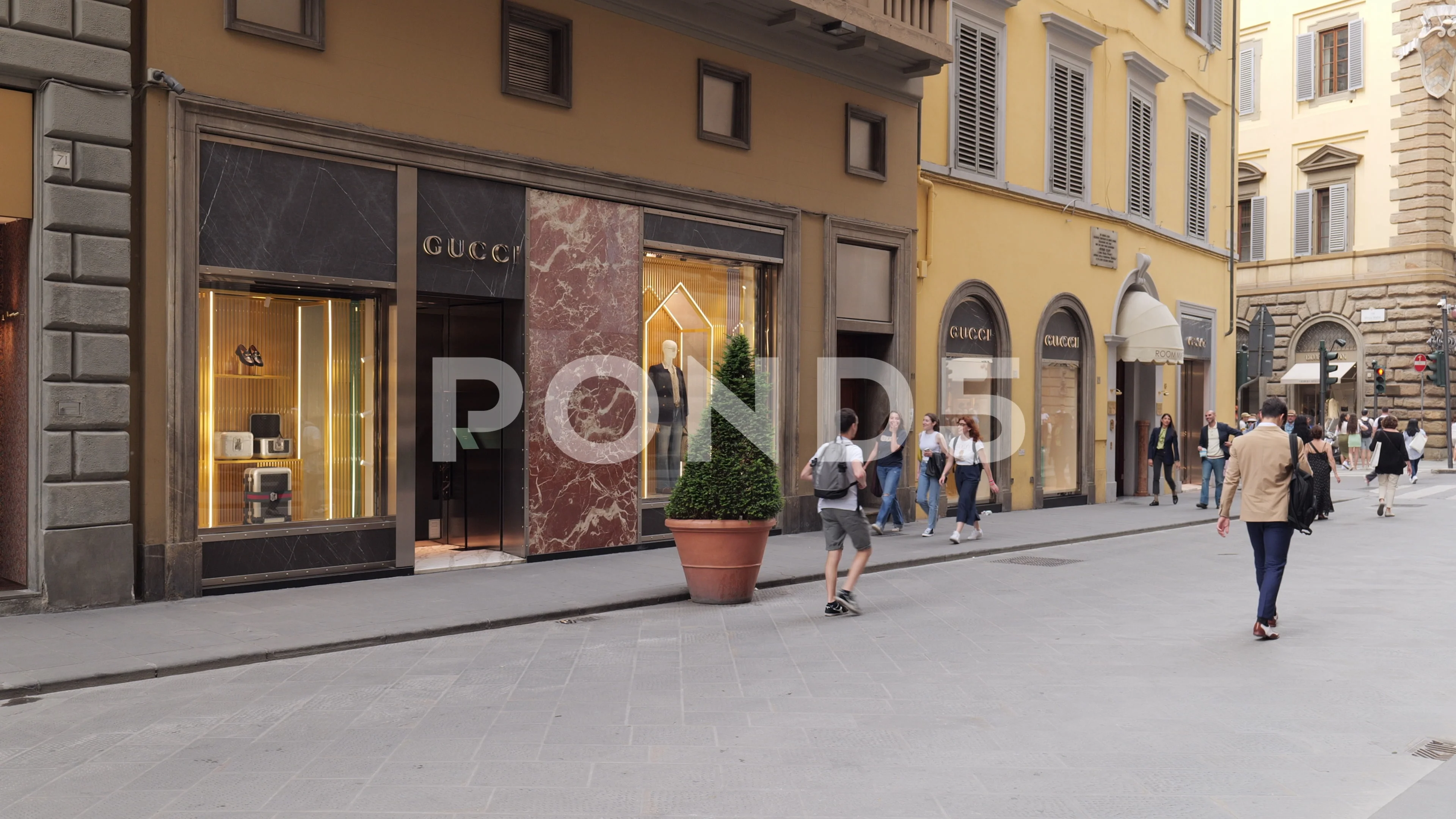 Exterior shot of the flagship Gucci stor, Stock Video