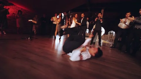 A guest is dancing a break dance Vídeos de archivo 237465065