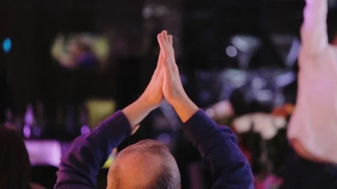 Guest at the festive table claps his hands Stock-Footage 108125279
