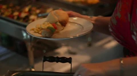 Guest Loading Plate at Buffet Pulled Pork Vídeos de archivo 11853427