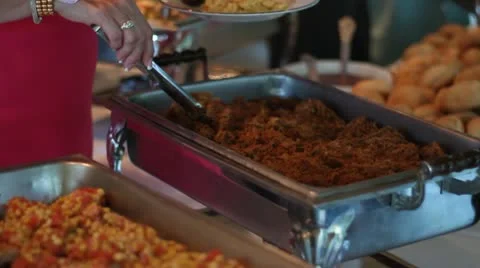 Guest loading Plate with Pulled Pork and Chicken from Buffet Vídeo Stock 11854845