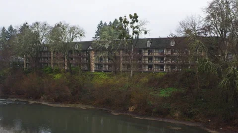 Guest rooms at the rear of an inn in Grants Pass, Oregon Stock Footage 59310163