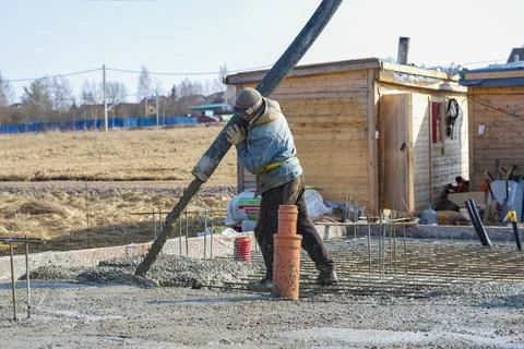 Guest worker builder on pouring the foundation of a country house Foto stock