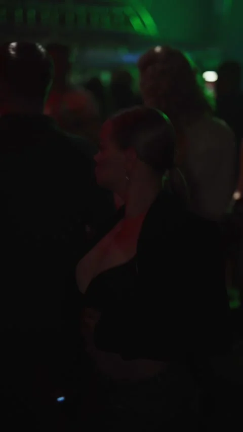 Guests dance and sing at the Ferienpark Hotel. Vidéo 331869124