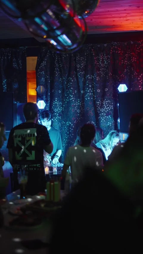 Guests dance and sing at the Ferienpark Hotel. Vidéo 331869356